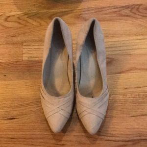 Nude, pointed heals with details